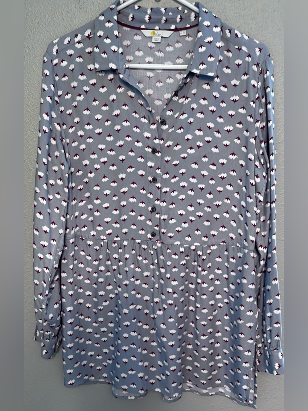 Boden Grey White and Red Lotus Flower 1/2 Button-Front Long Sleeve Tunic Top